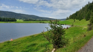 Les berges du lac des Taillères est propice au farniente