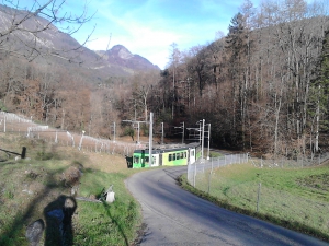 le train Aigle Seppey Diablerets juste en-dessous de la halte de Verschiez