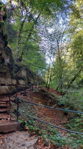 Chemin longeant les gorges