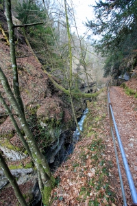 Sentier surplombant l'Areuse