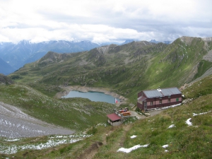 Ancienne cabane de Fénestral et lac supérieur de Fully