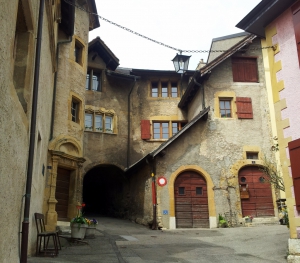 Derrière la maison de commune