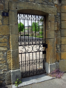 Porte grillagée, devant le château d'Auvernier