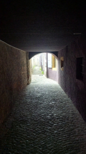 Passage sous une maison, pour rejoindre la fontaine du Bugnon