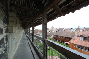 Le chemin de ronde, dans les remparts