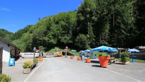 Le train s'apprêtant à rentrer dans les mines