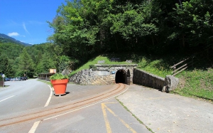 Les voies du train conduisant dans les mines