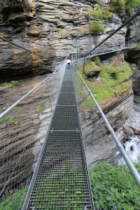 Pont suspendu enjambant la rivière