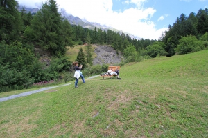 Un banc géant, situé au début de sentier menant aux gorges