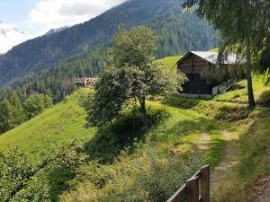 Au fond, la place de pique-nique aménagée sur une terrasse