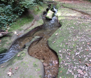 Quand le niveau d'eau est bas, il est possible de marcher sur le fond de la rivière...