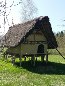 Reconstitution d'une maison néolithique, sur piloti