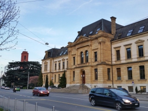 Le bâtiment principal de l'université