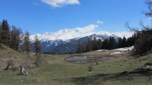 un étang agrémente la vue depuis le col du Lein en direction du massif des Combins