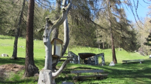 une chapelle en plein air en face de la place pour les grillades