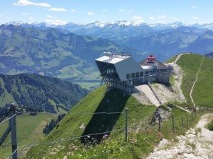 Depuis le sommet du Moléson, vue sur la station d'arrivée du téléphérique