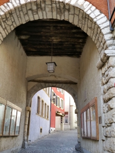 Passage sous la tour rouge