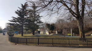 La place de jeu au bord du lac