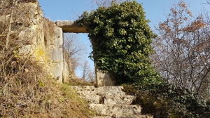 En montant en direction du château