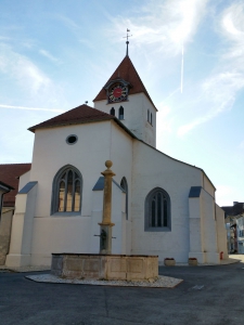 Fontaine octogonale, devant l'église