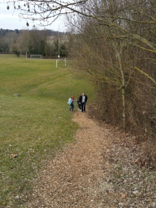 La montée, le long des terrains de sport