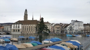 Au premier plan la Helmhaus, au fond une des tour de la Grossmünster