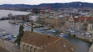 Vue sur l'embouchure de la Limmat, depuis la tour de la Grossmünster