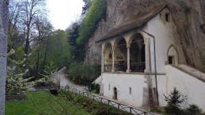 La chapelle de Verena, creusée dans les rochers