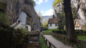 A gauche la chapelle de Verena, au milieu la chapelle de St Marin et à droite la maison de l'ermite