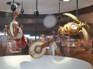Des montres en forme d'instruments de musique miniatures