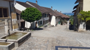 Très jolie rue pavée, pour rejoindre le bord du lac depuis le château