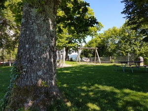 Place de jeux à côté du château