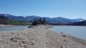 Lorsque le niveau d'eau est bas, on accède à lîle d'Ogoz à pied