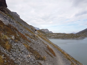 Le sentier pédestre à l'ouest du lac