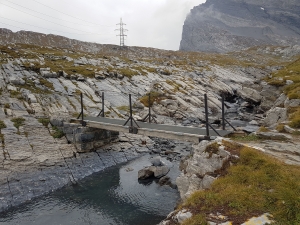 Petit pont enjambant la rivière