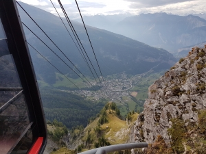 Vue plongeante sur Loèche-les-Bains, depuis l'arrivée du téléphérique au Gemmipass