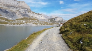 Le sentier pédestre à l'est du lac est très large et sans danger