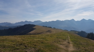 Le chemin à emprunter, entre La Berra et la croix