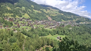 Vue sur Champéry depuis la Galerie Défago