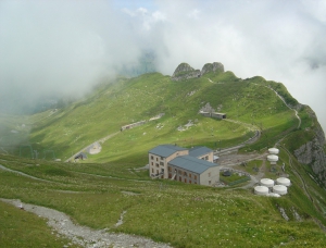 La gare et le restaurant des Rochers-de-Naye