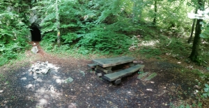 2ème place pique-nique à l'entrée de la Grotte des Amoureux, un petit sentier est indiqué sur place en bordure de route