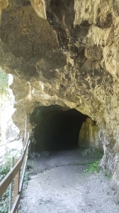 A la montée, le sentier passe par un grand tunnel