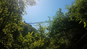 La passerelle des gorges de la Vièze, vue d'en-dessous, en montant le sentier