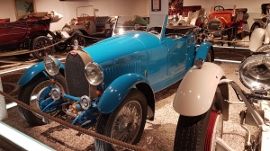 Dans le musée de l'automobile