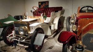 Dans le musée de l'automobile
