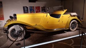 Dans le musée de l'automobile