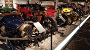 Dans le musée de l'automobile