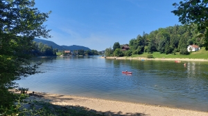Petite plage au bord du Doubs