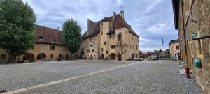 En rentrant dans la cour du château