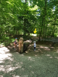 Le chemin principal tire toujours un peu à gauche.